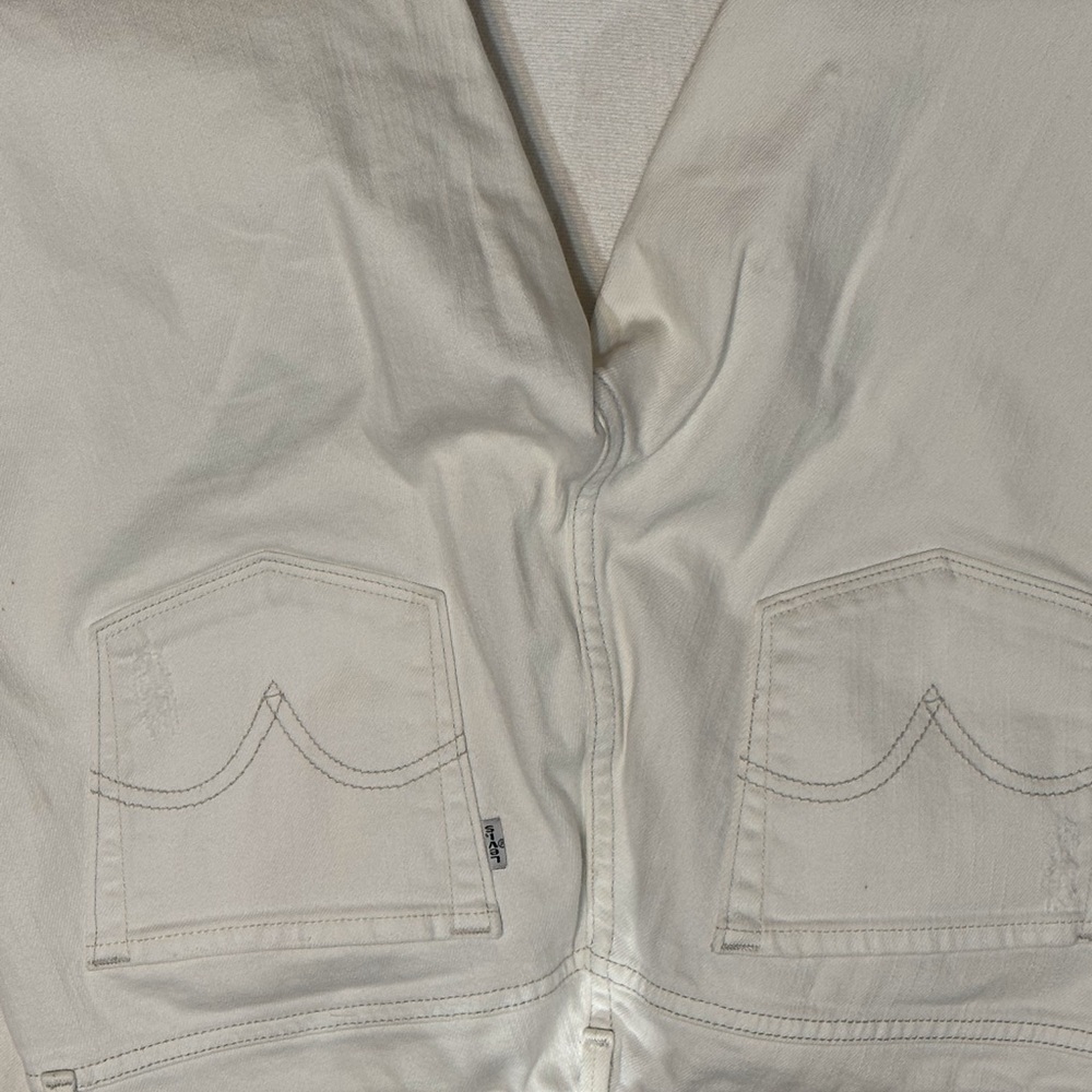 Levi’s white boyfriend jeans